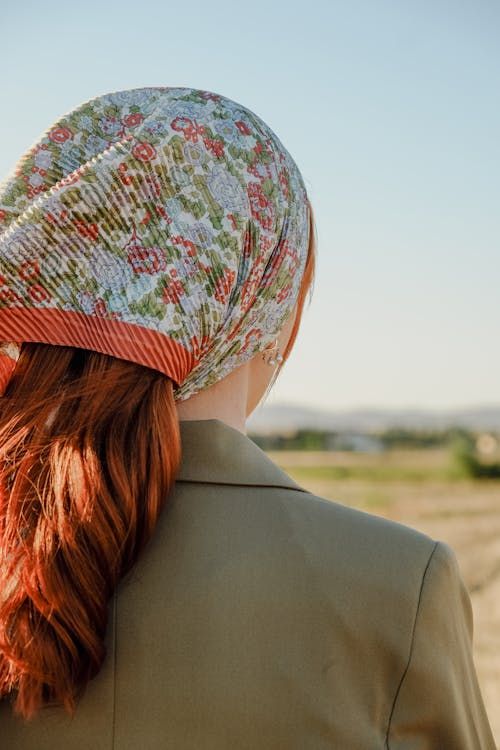 Рыжие волосы встречаются у представителей разных этнических принадлежностей. Однако чаще их владельцами становятся люди северного или западноевропейского происхождения (2-6%), реже - представители других народов