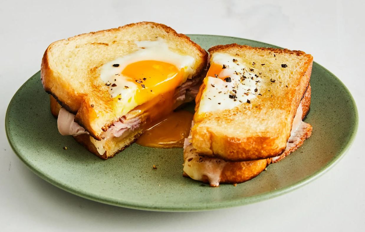 Для приготовления рецепта вам понадобится тостовый хлеб, слайсы бекона, яйцо и бутербродный или плавленый творог.