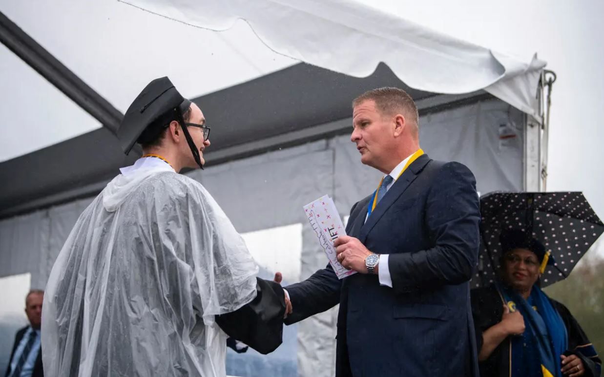 Його ідея нині полягає в тому, що студенти теж мають відчути радість від