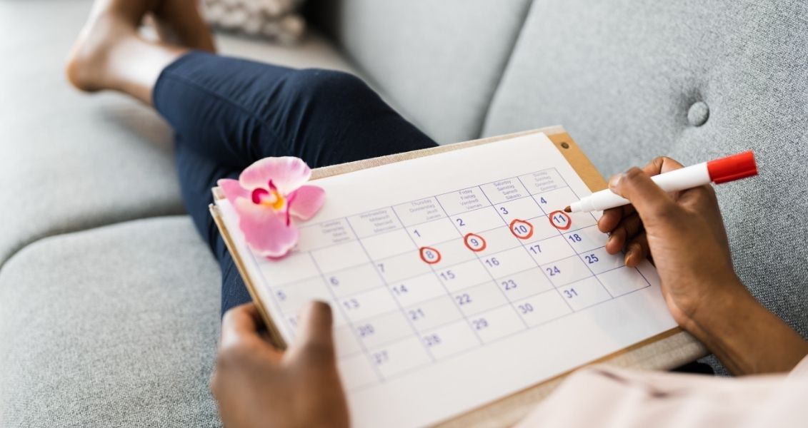 28 число выбрано в честь продолжительности среднестатистического менструального цикла, а 5-й месяц символизирует пятидневную менструацию