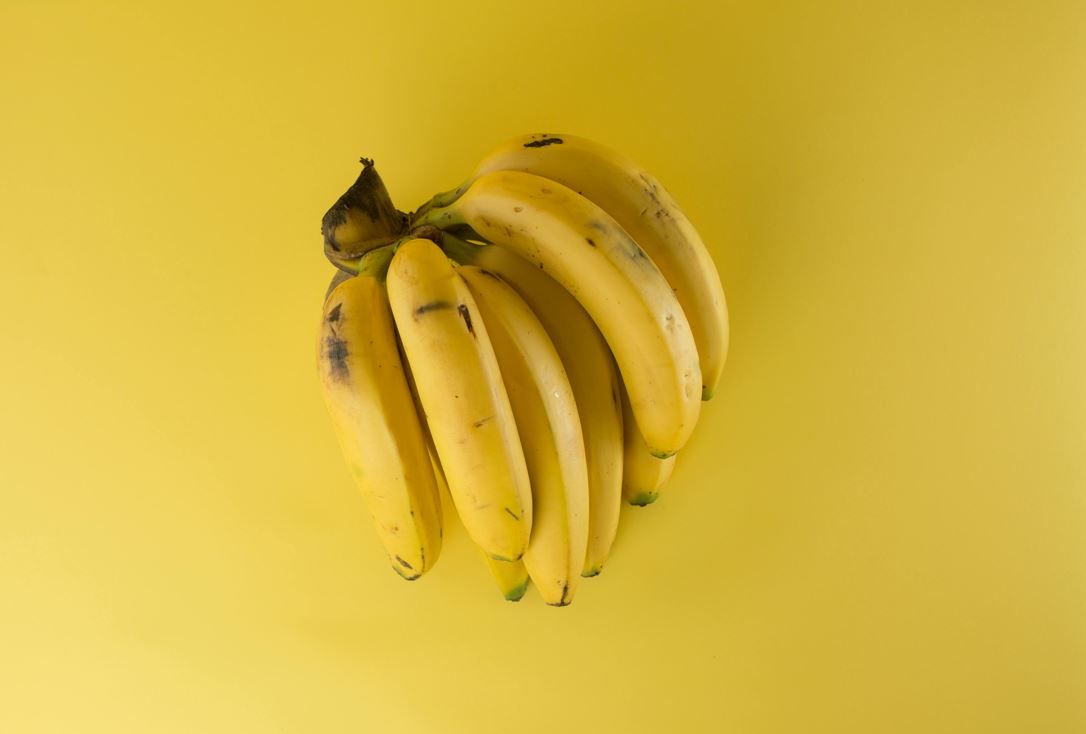 Не храните ничего вместе с бананами, если не хотите, чтобы другие продукты не портились.