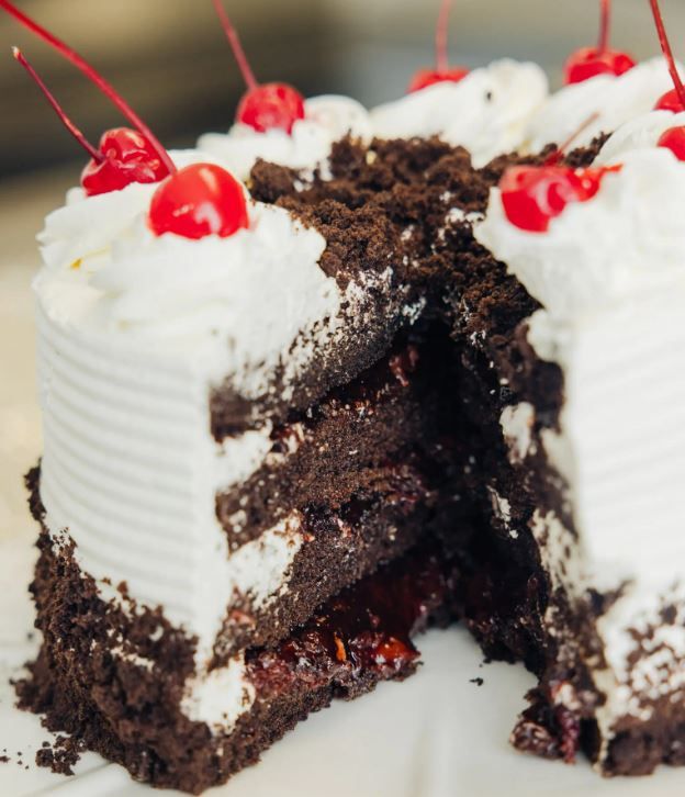 Цей торт - класичний жирний солодкий десерт зі збитими вершками, шоколадом і вишнею.