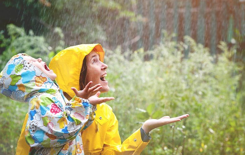 Дети, которые чувствую все тоньше взрослых, не зря радуются дождю. Дети, которые чувствую все тоньше взрослых, не зря радуются дождю.