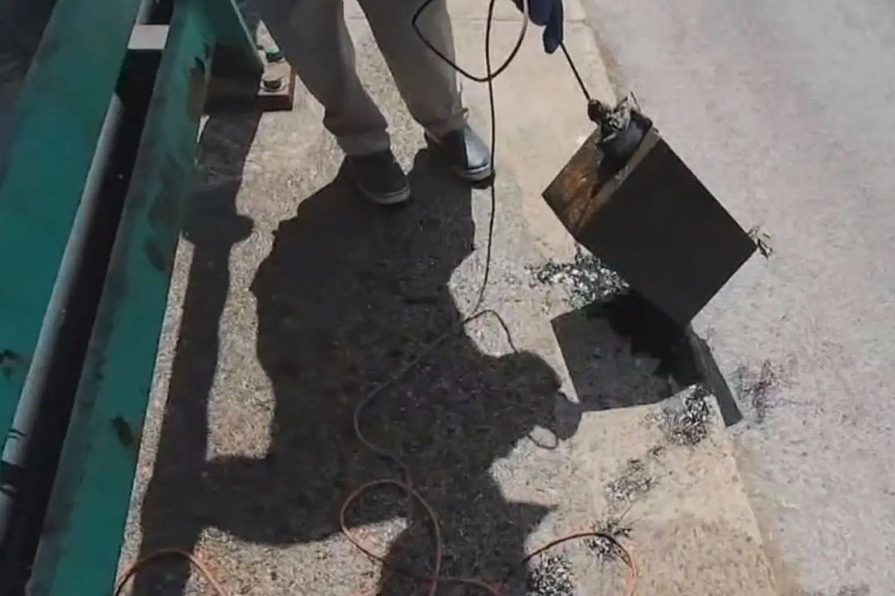 Джеймс Кейн і Барбі Агостіні знайшли сейф під час ловлі магніту в Корона-парку Джеймс Кейн і Барбі Агостіні знайшли сейф під час ловлі магніту в Корона-парку