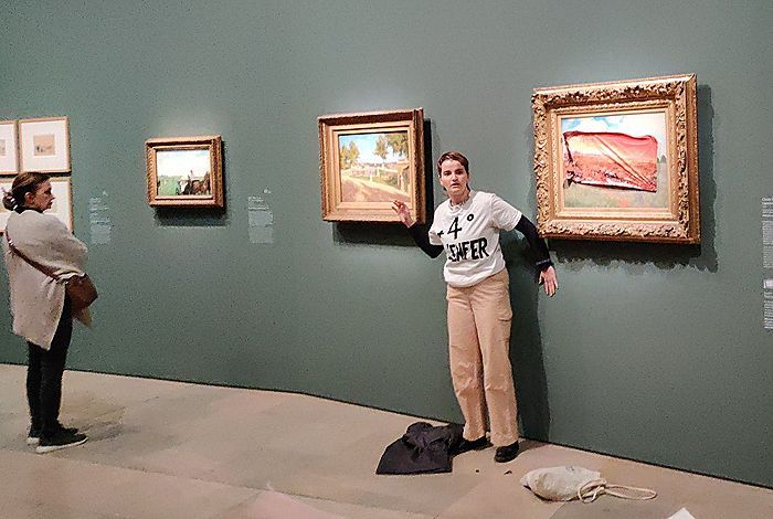 Вона стояла у футболці з написом «"+4 градуси - пекло" Вона стояла у футболці з написом «"+4 градуси - пекло"