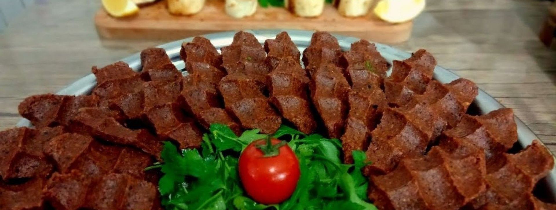 А вот так выглядят сырые турецкие фрикадельки, популярные на Востоке страны. Турецкие студенты обожают эти кнедли.