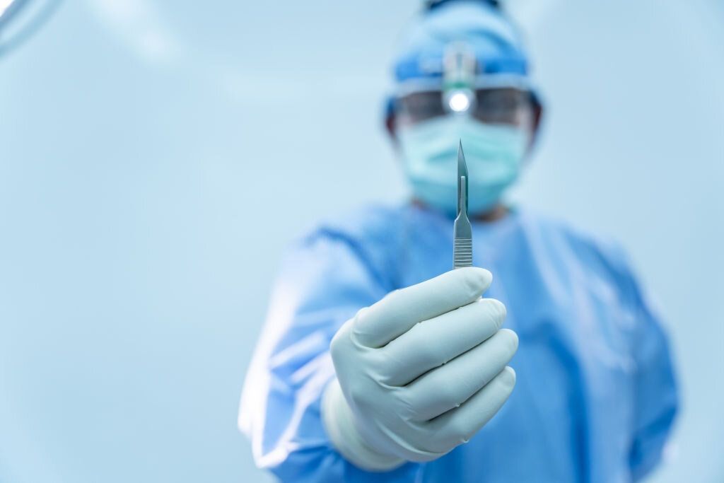 Скальпель, руки хирурга и никаких дополнительных приспособлений.