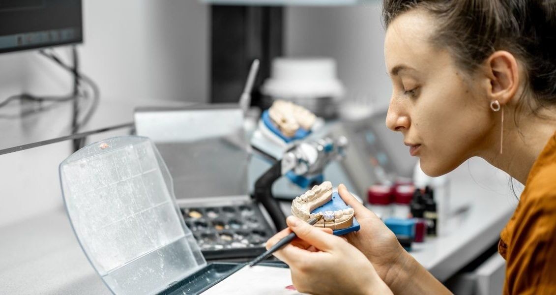 Для популяризации профессии зубного техника – это важный день, ведь эту профессию очень часто путают с профессией стоматолога или зубного врача. Но зубной техник почти не встречается с пациентами, он не лечит, а производит протезы и ортодонтические аппараты Для популяризации профессии зубной техники - это важный день, ведь эту профессию очень часто путают с профессией стоматолога или зубного врача. Но зубной техник почти не встречается с пациентами, он не лечит, а производит протезы и ортодонтические аппараты