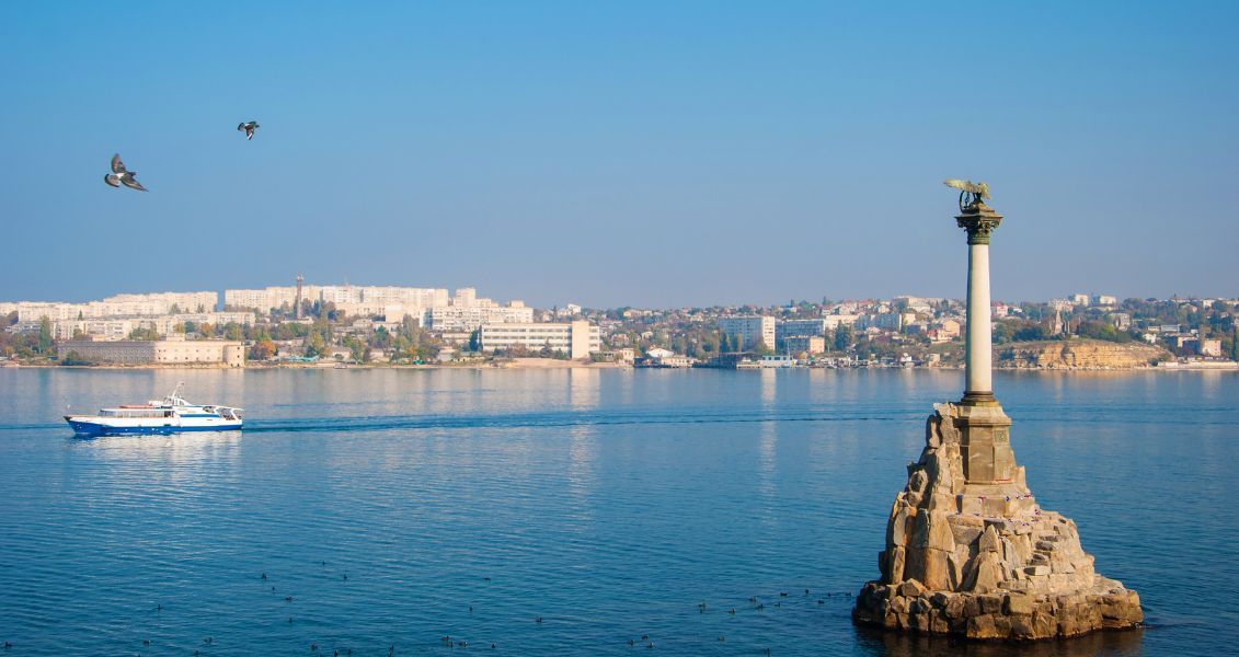 Севастополь - це історичне місто, розташоване на узбережжі Чорного моря, яке протягом століть було важливим стратегічним портом