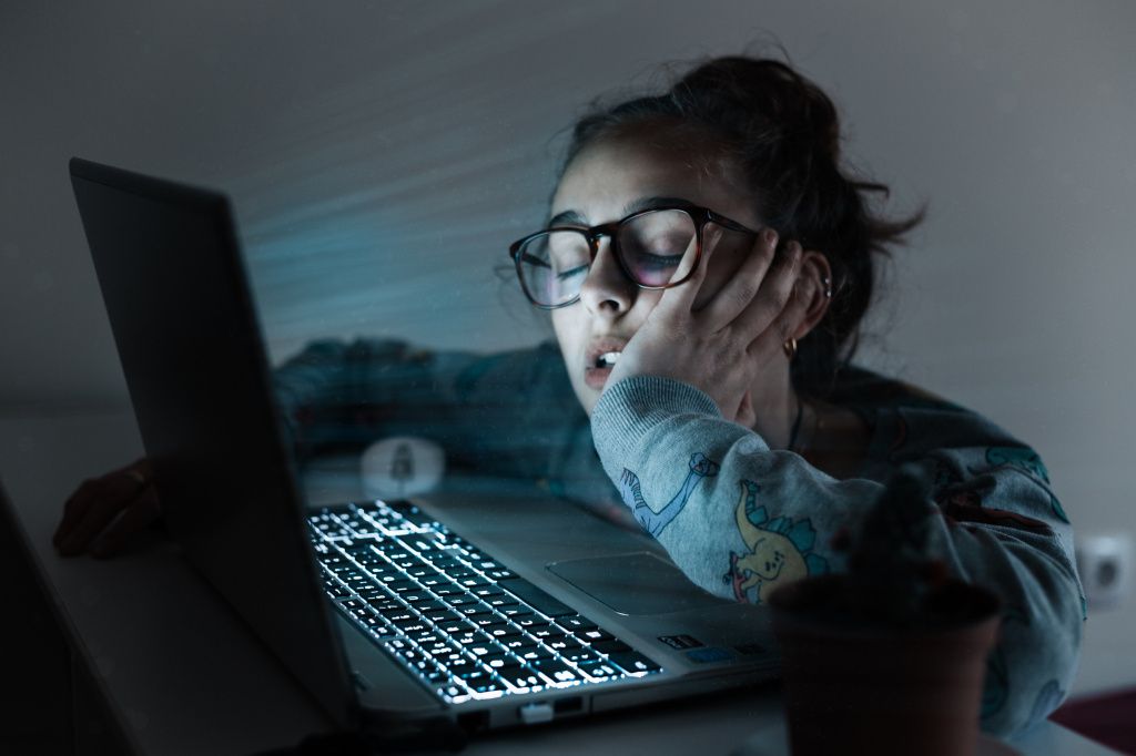 На сон тратится меньше времени, но дремать можно и за компом. На сон тратится меньше времени, но дремать можно и за компом.