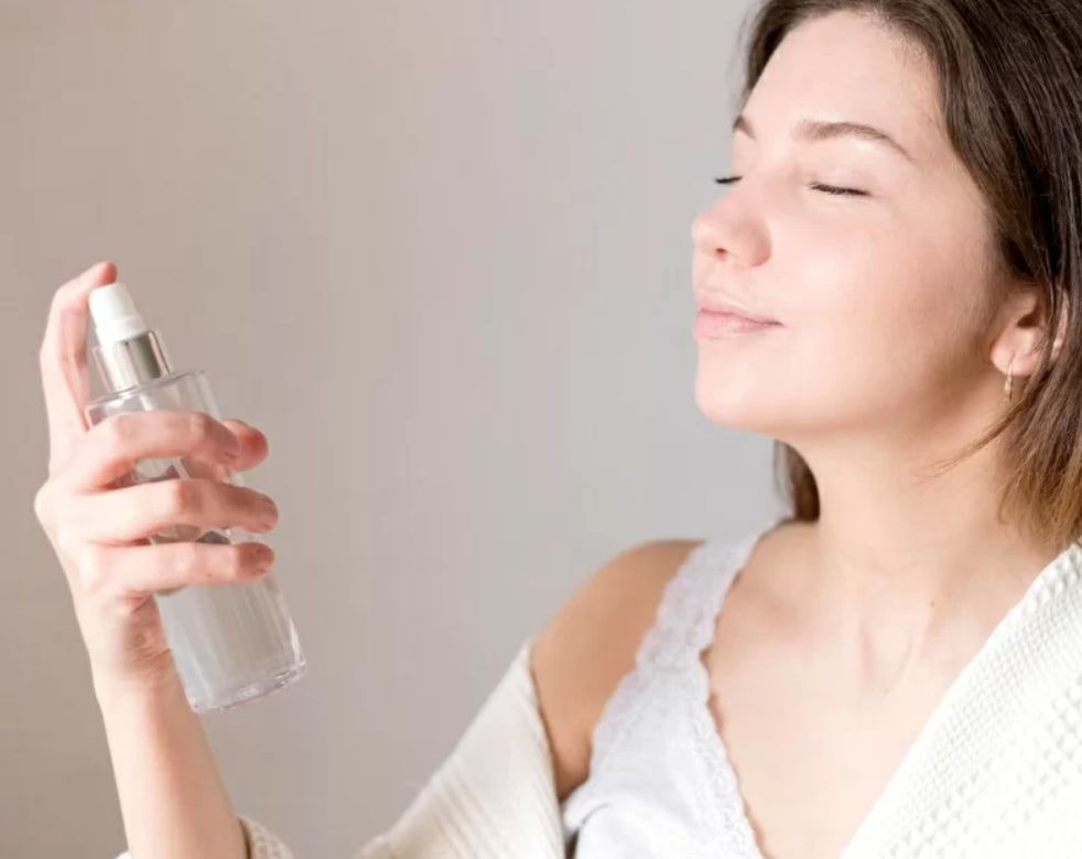 На шкіру обличчя спрей краще наносити пальцями. На шкіру обличчя спрей краще наносити пальцями.