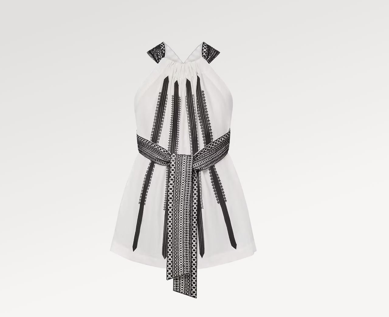 Согласно сайту модного дома, стоимость блузки из новой коллекции - 6 550 евро Согласно сайту модного дома, стоимость блузки из новой коллекции - 6 550 евро