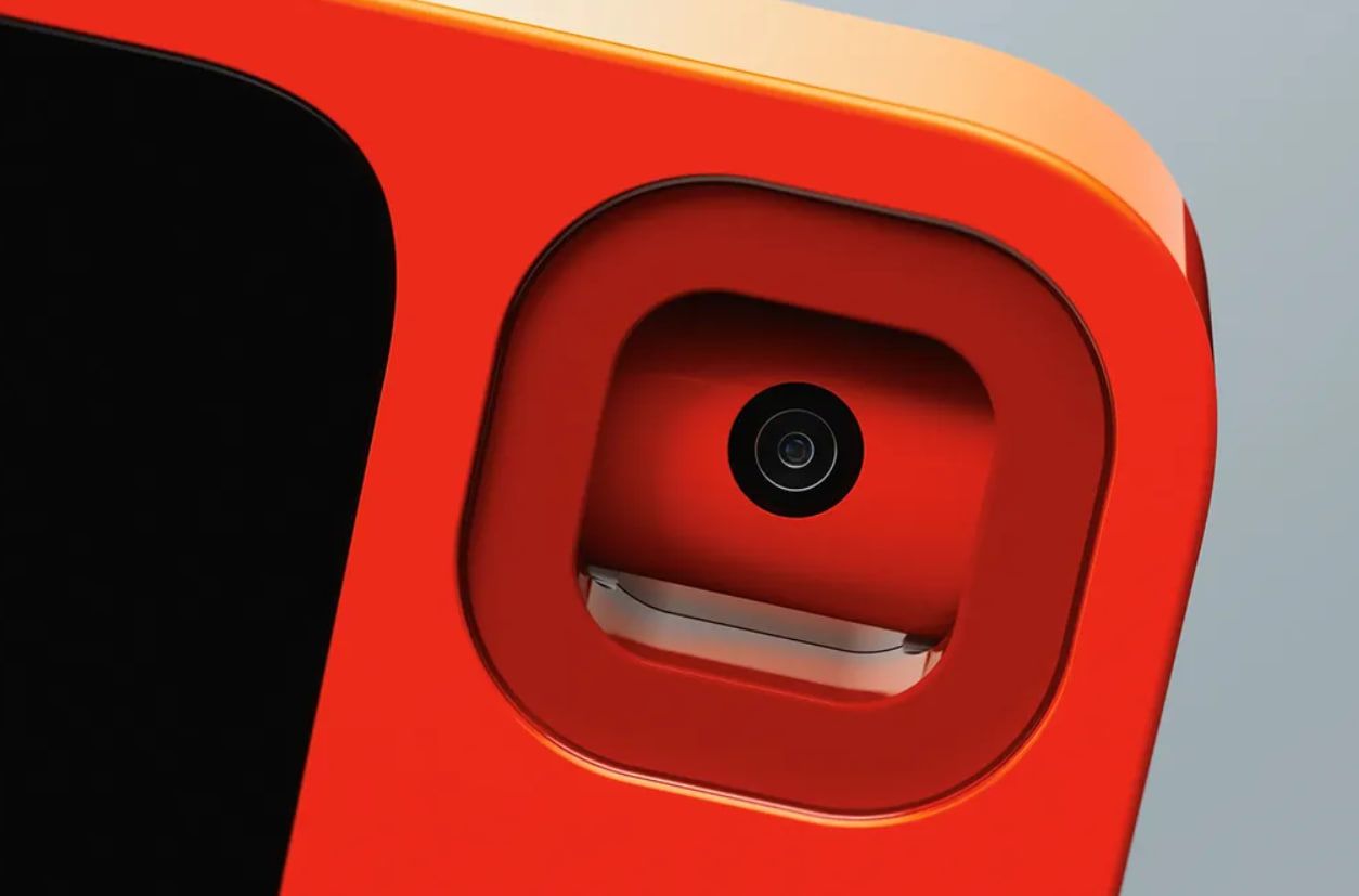 Кролик 1 має вбудовану камеру з оглядом на 360 градусів. Кролик 1 має вбудовану камеру з оглядом на 360 градусів.