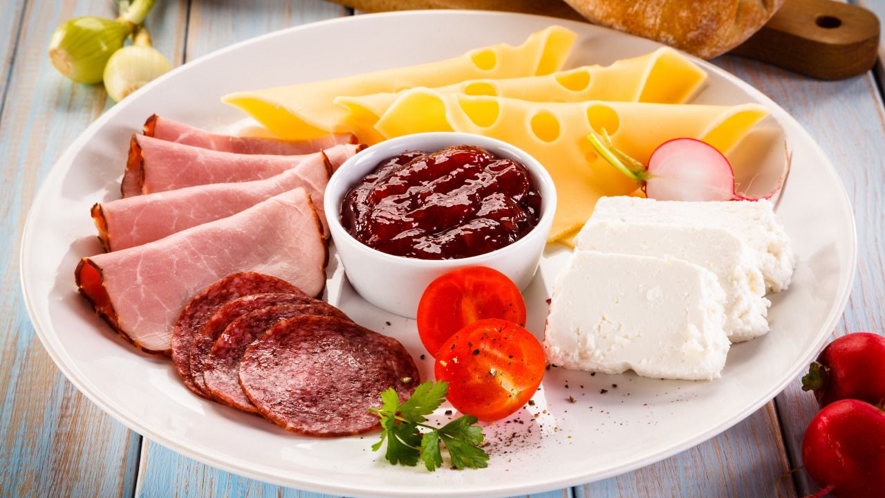 Есть и другие соленые чемпионы, которые в сочетании с хлебом дают запредельное количество соли.