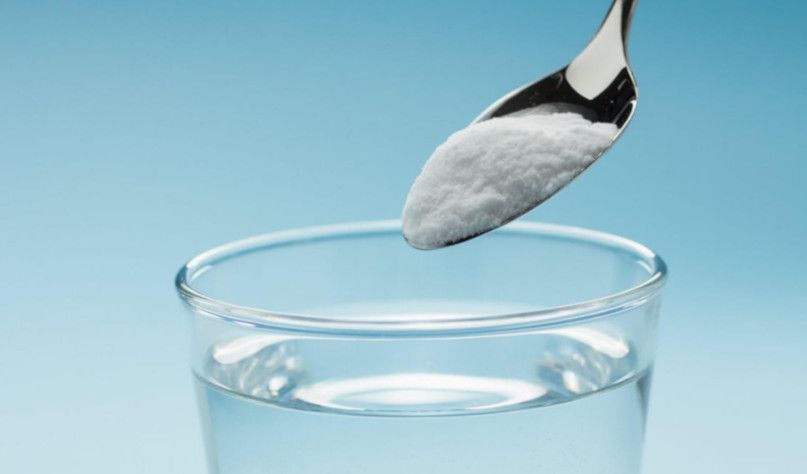 Для неполной двухлитровой бутылки понадобится шесть ложек соли. Для неполной двухлитровой бутылки понадобится шесть ложек соли.