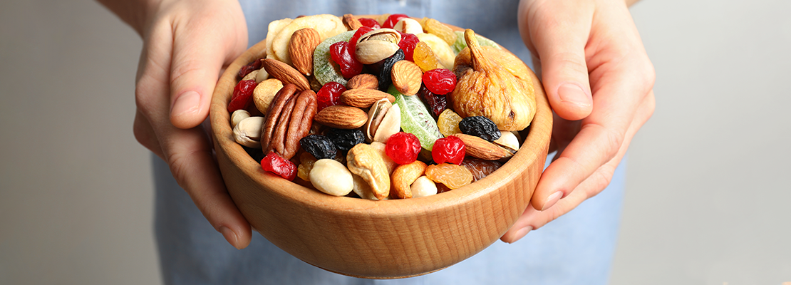 Горіхи та сухофрукти, не "збагачені" додатковим смаком, корисні. Горіхи та сухофрукти, не "збагачені" додатковим смаком, корисні.