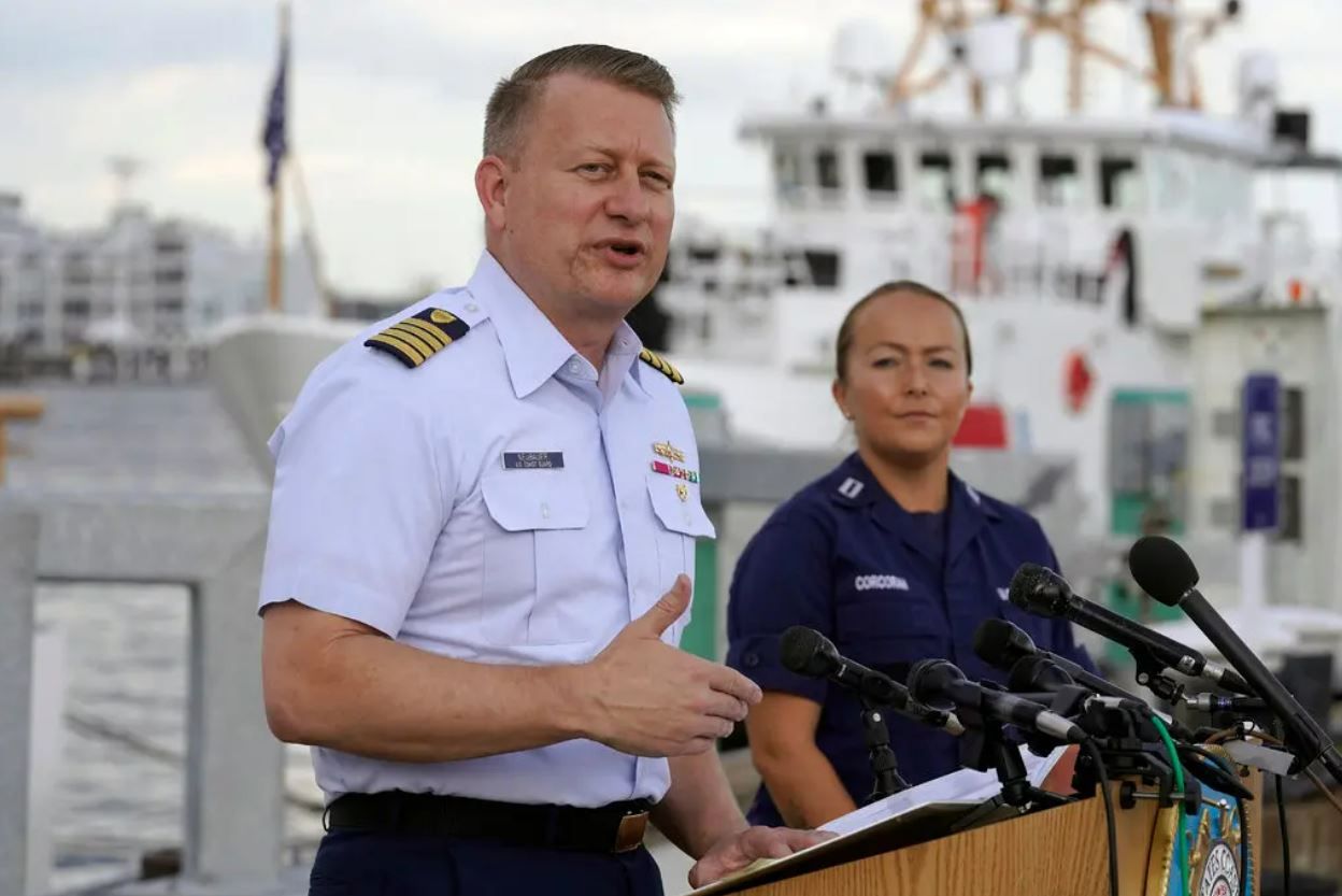 Вивантаження уламків з підводного човна «Титан» на причалі канадської берегової охорони в Сент-Джонсі, Ньюфаундленд, минулого року. На головному фото до матеріалу капітан Джейсон Нойбауер (ліворуч) виступає під час прес-конференції в червні минулого року на станції берегової охорони в Бостоні.