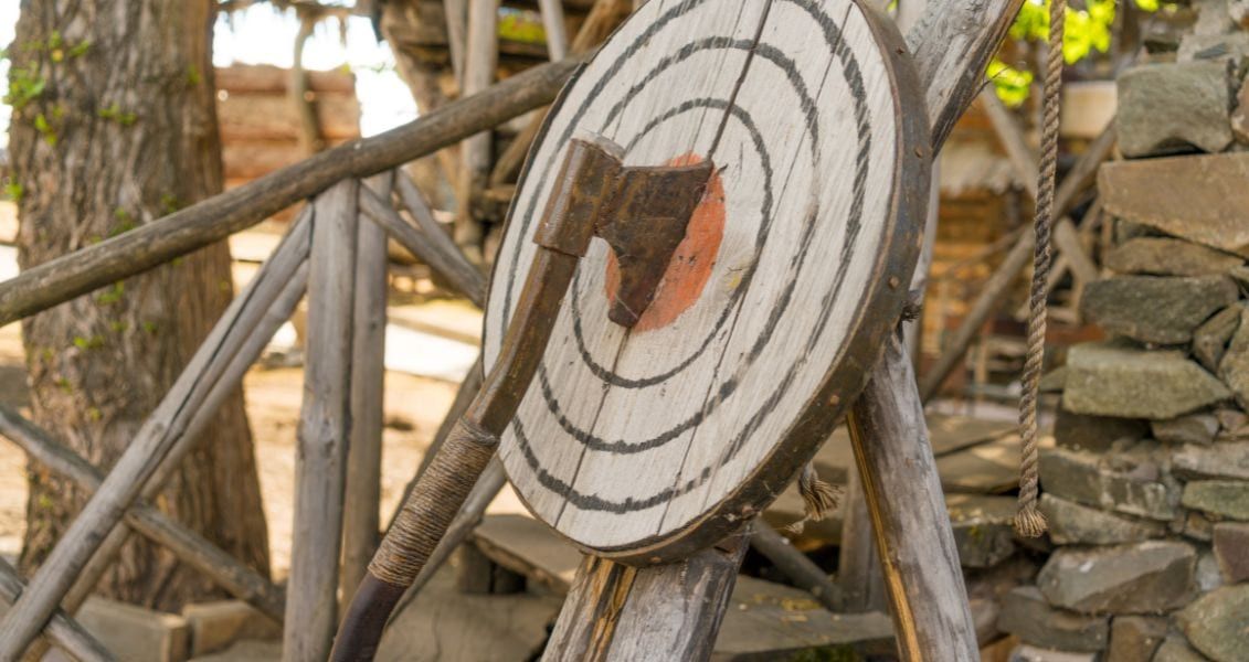 У цей день люди святкують, відвідуючи місця метання сокир або організовуючи власні заходи з друзями та родиною.