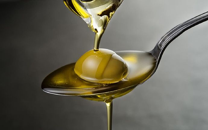 Лучшее масло пахнет свежими оливками. Лучшее масло пахнет свежими оливками.