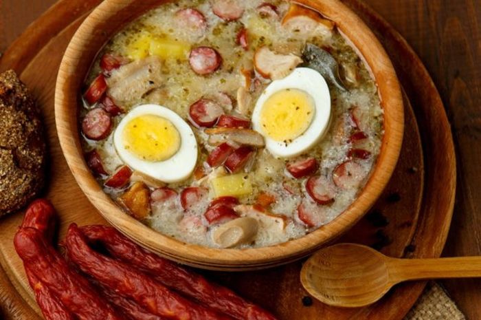 До цієї страви гуцули часто додають копченості. До цієї страви гуцули часто додають копченості.