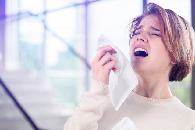 Безудержное чихание может случиться и в помещении - от яркого света после полутьмы. Безудержное чихание может случиться и в помещении - от яркого света после полутьмы.