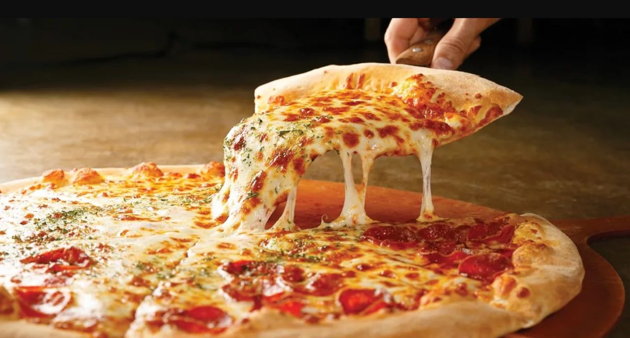 Компания сыра и помидоров наносят двойной удар по слабой воле людей. Компания сыра и помидоров наносят двойной удар по слабой воле людей.