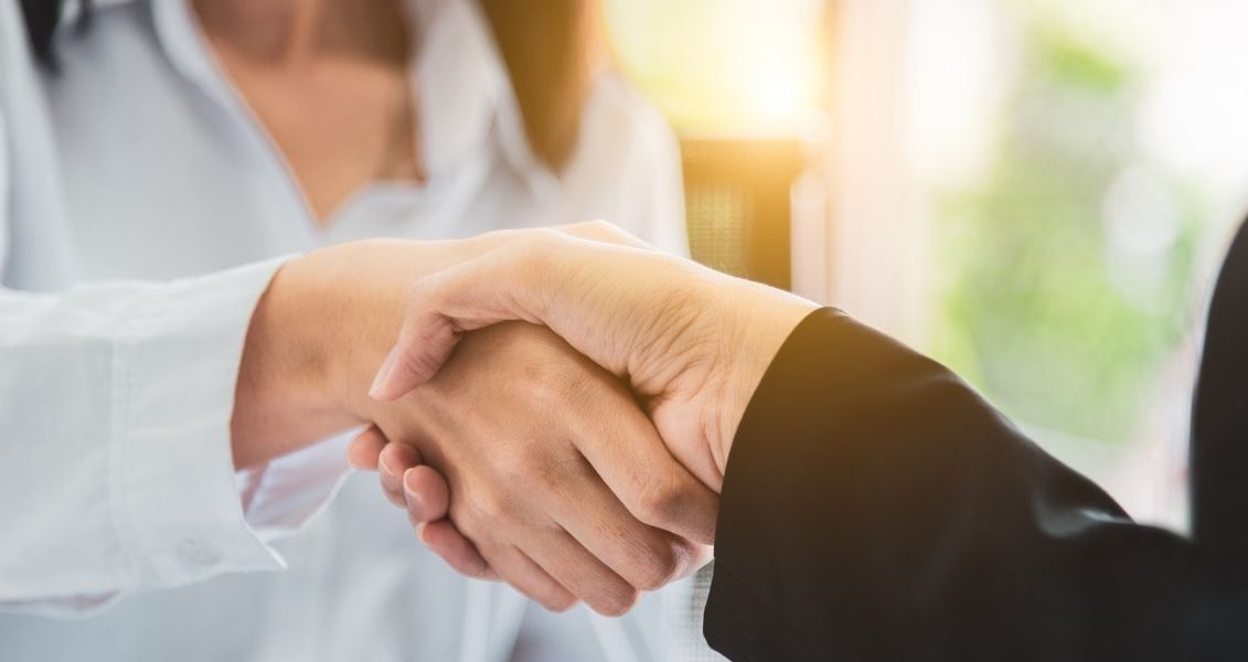 Майже у всіх видах спорту суперники жмуть одне одному руки перед та після поєдинку