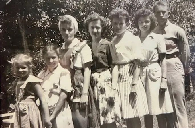 Слева направо: Эльма, Маргарет, Дорис, Максин, Лорен, Норма и их покойный брат Стэнли