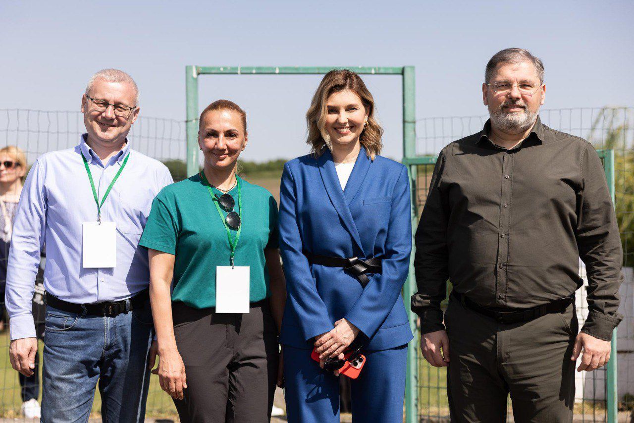 Елена Зеленская в пиджаке а-ля кимоно. Елена Зеленская в пиджаке а-ля кимоно.