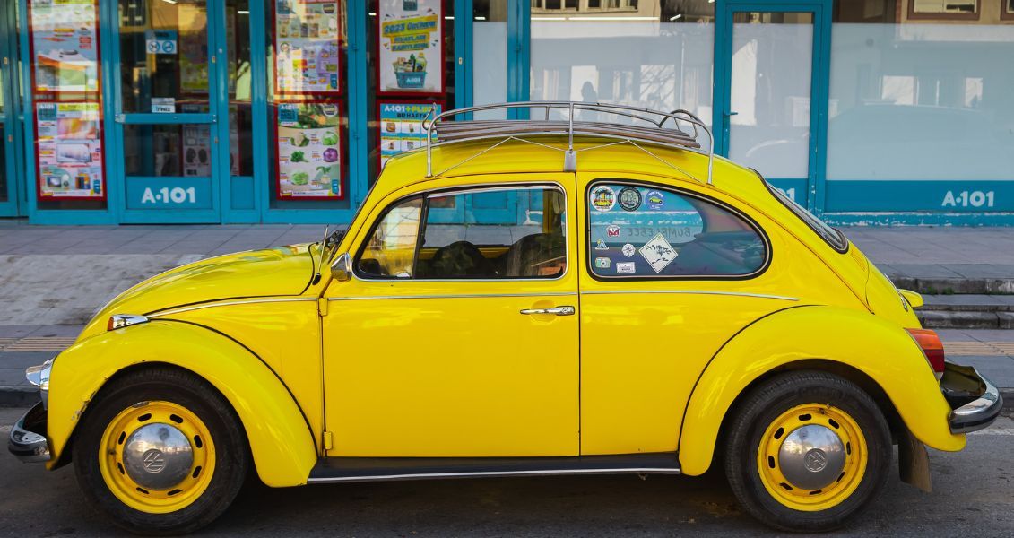 22 июня 1934 года Адольф Гитлер поручил Beetle разработать автомобиль для людей, который должен быть недорогим транспортным средством с низкими эксплуатационными расходами и малым потреблением топлива