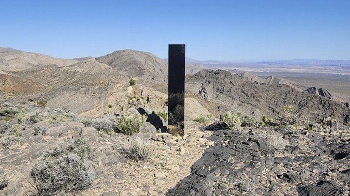 В 2020 году непонятное сооружение было найдено в отдаленном районе юго-восточной Юты. В том же году другие объекты появились в Румынии, Колорадо и Калифорнии В 2020 году непонятное сооружение было найдено в отдаленном районе юго-восточной Юты. В том же году другие объекты появились в Румынии, Колорадо и Калифорнии