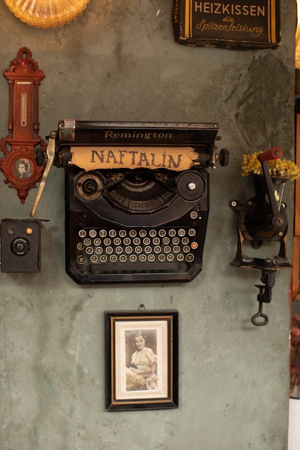 День друкарської машинки також нагадує про те, як розвивалися технології з часом, і підкреслює незмінний шарм і ностальгію, пов’язану з цими механічними чудесами