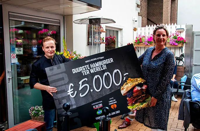 Робберт сказал, что его друзья, семья и сотрудники сплотились вокруг него в поддержку этой попытки, и реакция общественности на запуск гамбургера была великолепна Робберт сказал, что его друзья, семья и сотрудники сплотились вокруг него в поддержку этой попытки, и реакция общественности на запуск гамбургера была великолепна