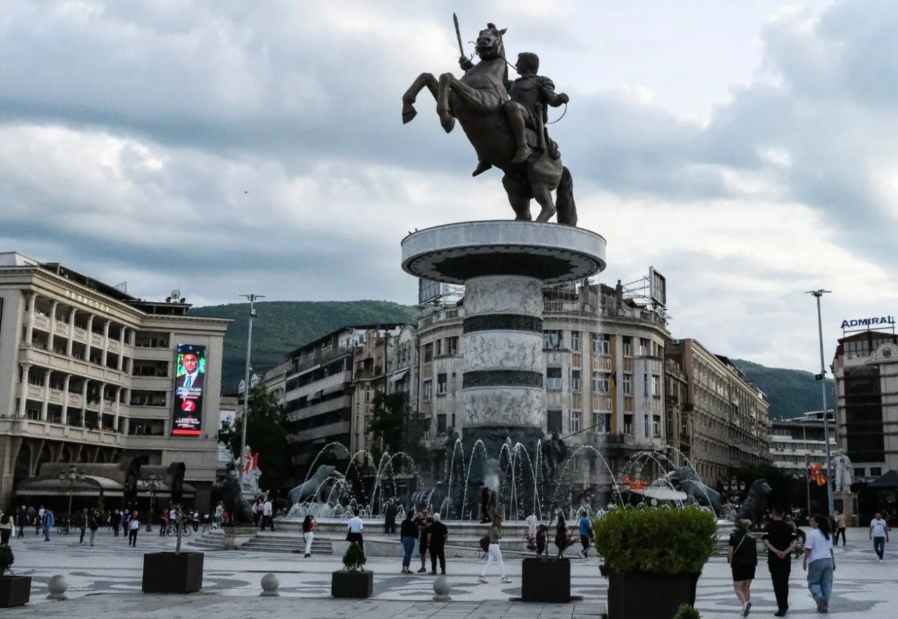 Убирать Македонского с центральной площади правительство не собирается. Убирать Македонского с центральной площади правительство не собирается.