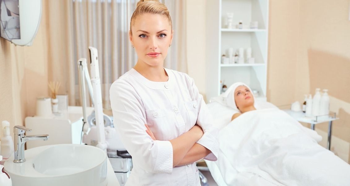 У XVI ст. для нанесення макіяжу запрошували професійних художників. Тому, щоб не стерти фарбу з обличчя, вмивалися якомога рідше