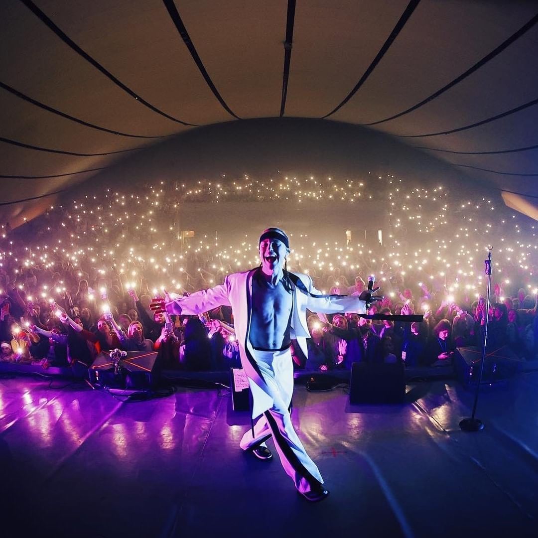 Пивоваров - активно популяризує вірші українських поетів та народні пісні, переспівуючи їх на сучасний манер.