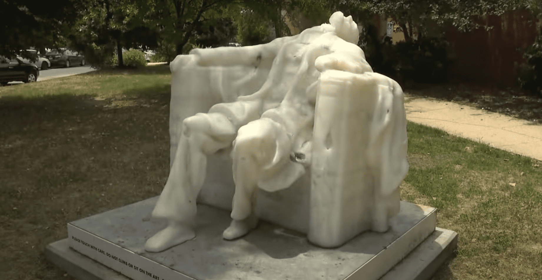 це не перший випадок, коли статуя має проблеми