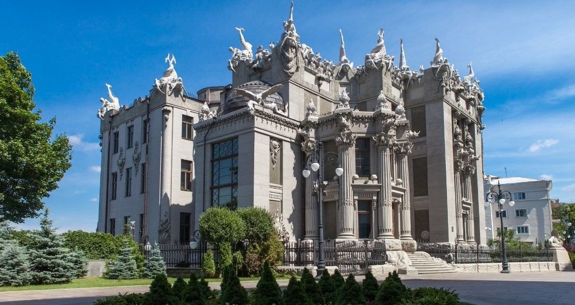 Этот день важен тем, что свидетельствует о государственном признании роли архитектурных сооружений в нашей жизни, а значит и важной роли самих профессионалов, создающих величественную "музыку в камне"