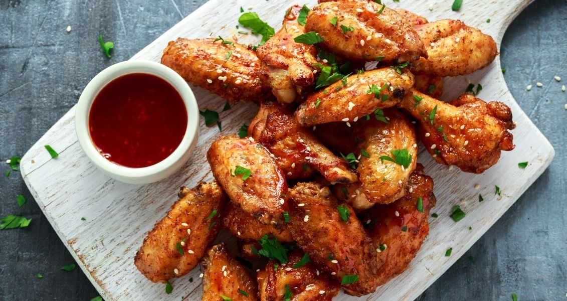 Интересно, что именно американцы ежегодно съедают около 28 миллиардов крылышек