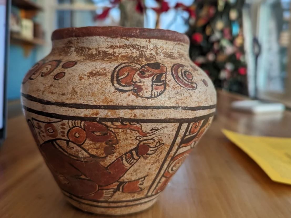 ваза походить з південного сходу Мексики, де мешкали племена Майя.