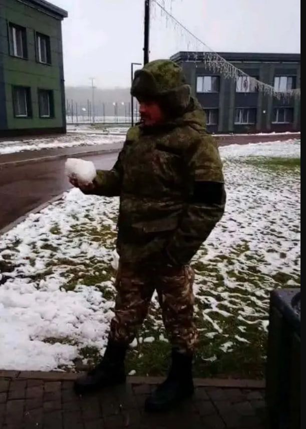 Шахи на подмосковной базе, где он мечтал служить охранником. Шахи на подмосковной базе, где он мечтал служить охранником.