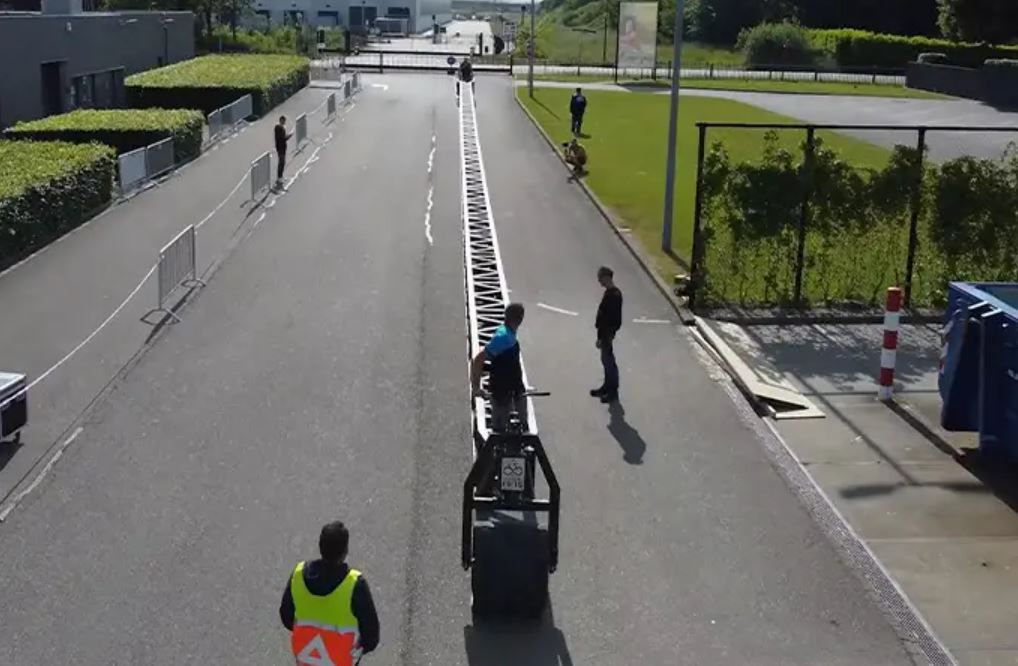 Самый длинный велосипед в мире, вид сверху.