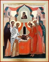 В этот день принято сажать березу у дома. Славяне верят, что это дерево оберегает людей и дома от нечистой силы