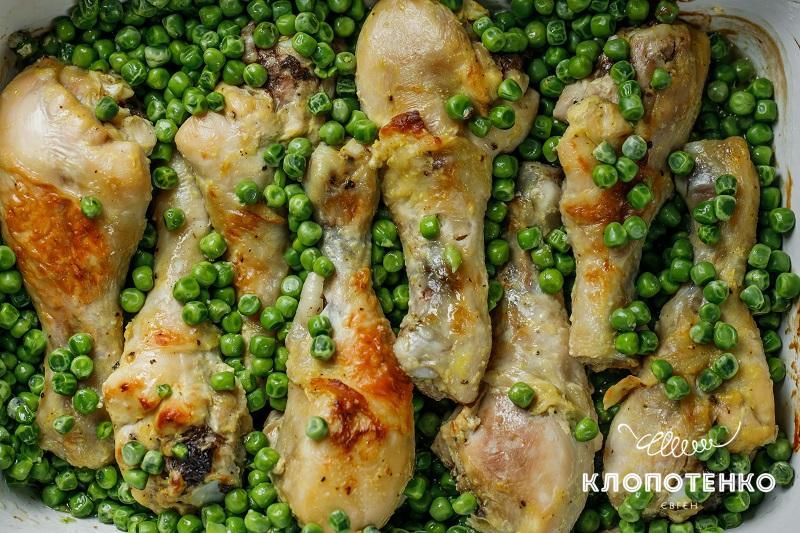 Наслаждайтесь хорошим сочетанием сочного мяса и запеченного вместе с ним горошка!