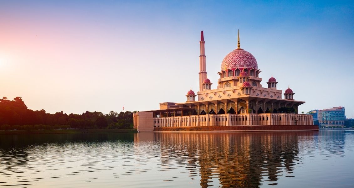 Заборона святкування Нового року у мусульманських традиціях ґрунтується на необхідності суворо дотримуватися розпорядку дня, не вживати алкоголь, не порушувати спокій. Навіть дарування подарунків вважається марнотратством