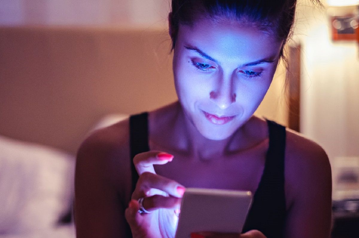 Спочатку погано спимо через синє світло, потім хворіємо. Спочатку погано спимо через синє світло, потім хворіємо.