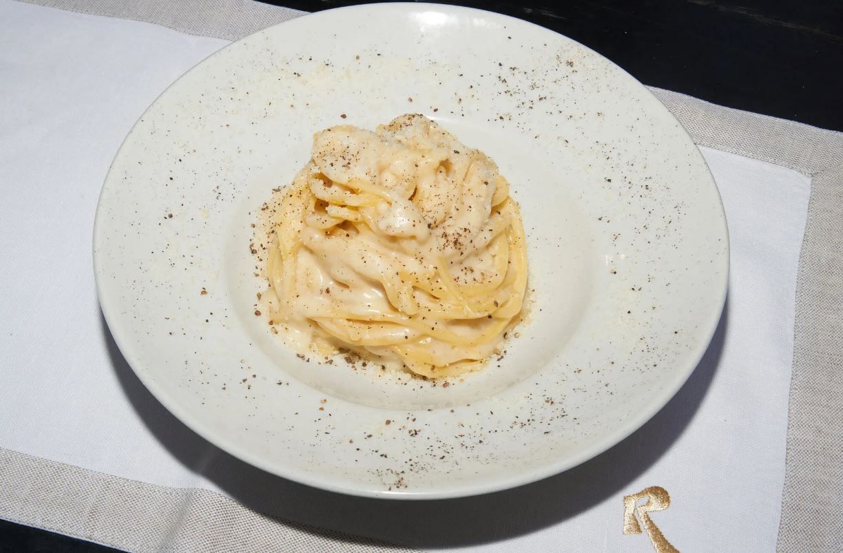 Эту пасту подают с красным вином!