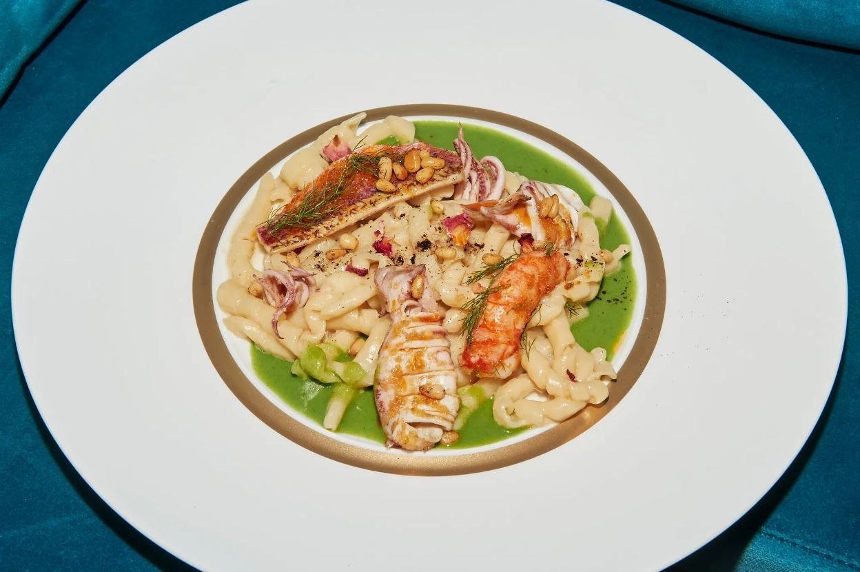 Лучше всего эта паста подходит с белым вином.