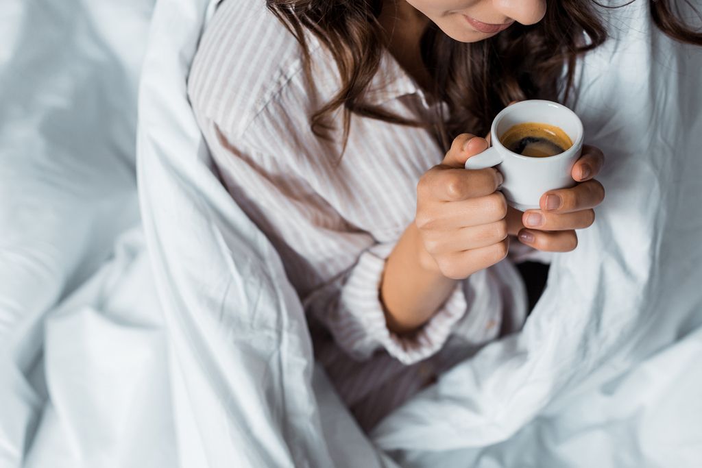 Можете пить кофе, едва открыв глаза, но сначала все же лучше воды. Можете пить кофе, едва открыв глаза, но сначала все же лучше воды.