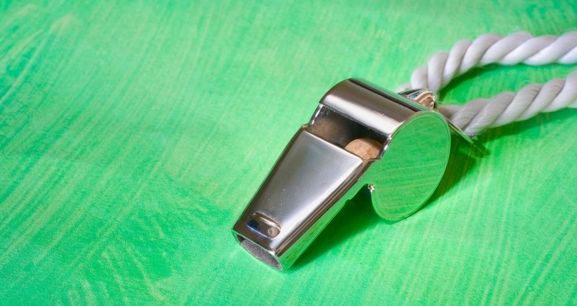 Спочатку свистки виготовляли з дерева, пізніше з металу, а згодом перейшли на пластикові. Спочатку свистки виготовляли з дерева, пізніше з металу, а згодом перейшли на пластикові.